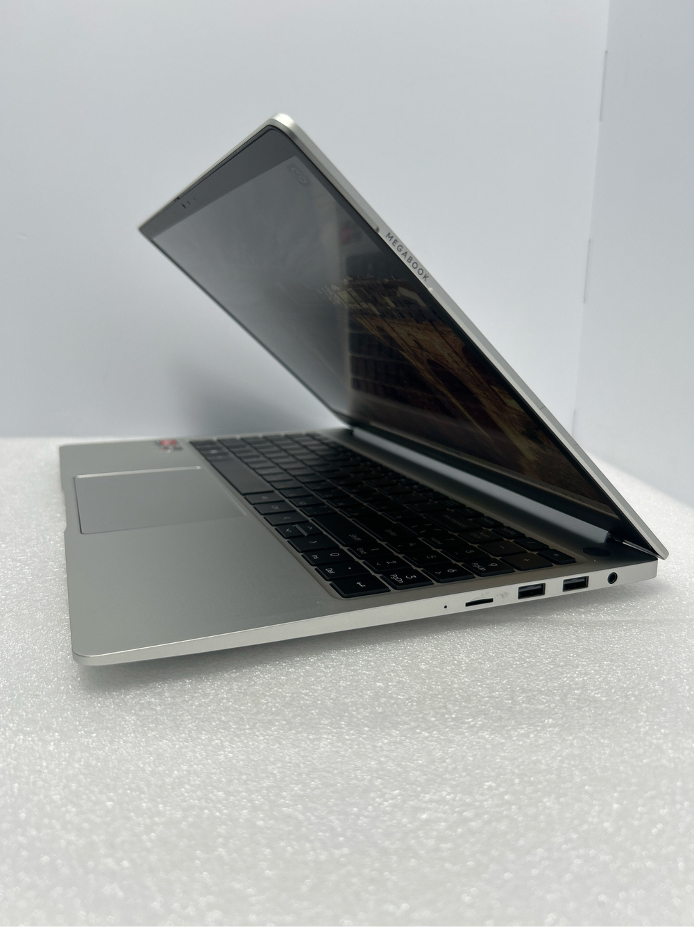 Ноутбук Tecno T15DA (4894947004933) 15.6"/AMD Ryzen 5 5560U/RAM 16GB/SSD 512GB/AMD Radeon Graphics/1920*1080/IPS/Windows 11/Подсветка кл-ры: LED/Серебристый. Состояние: Уценка/небольшой след. на матрице от клавиатуры