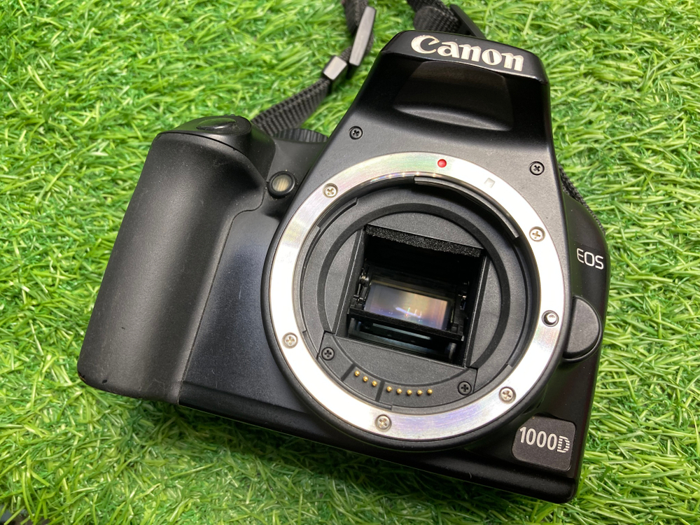 Canon 1000D kit 18-55mm 3.5-5.6 II (30.000 кадров)