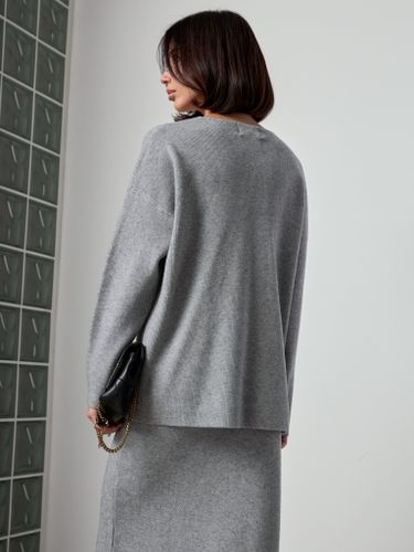 Трикотажный костюм с юбкой серого цвета