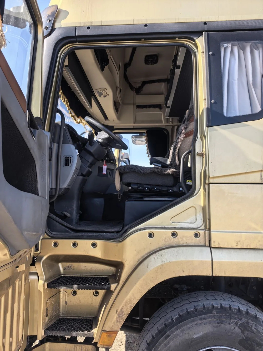 Shacman (Shaanxi) SX* 6x4 Седельный тягач SX42584V324 (Дизельный, 11,6 л, 423 л.с., МТ)