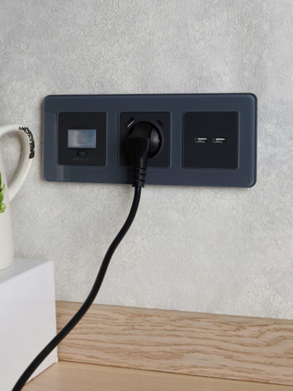 BRITE Розетка 1-местная с заземлением с защитными шторками 16А с USB A+C 18Вт РЮш11-1-БрГ графит IEK