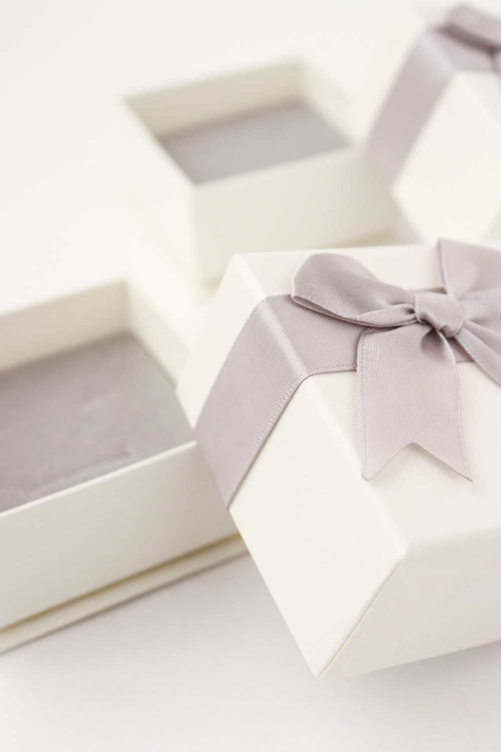 Квадратный футляр с бантиком под подвеску