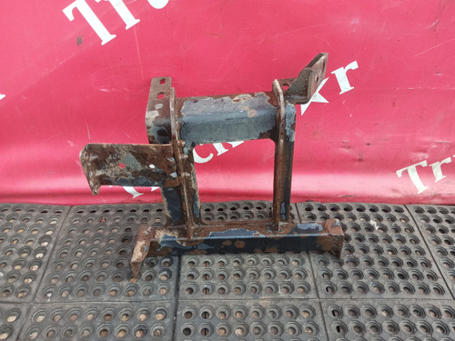 Кронштейн корпуса подножек правый 2017г