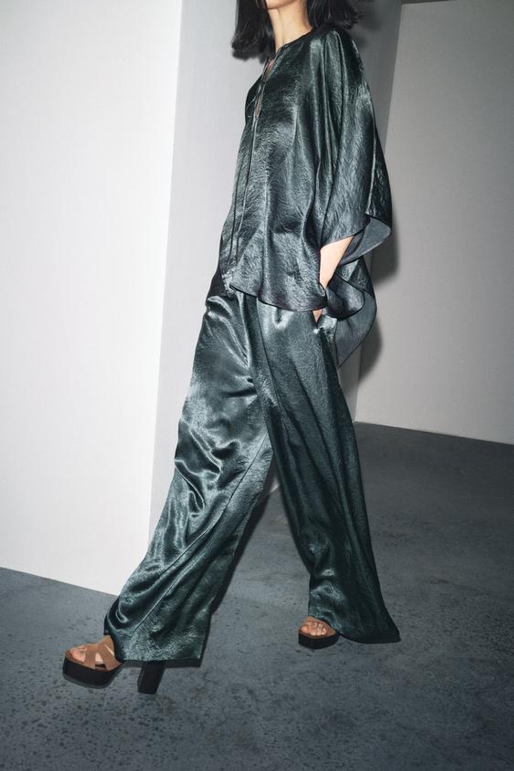 ZARA ШИРОКИЕ АТЛАСНЫЕ БРЮКИ ZW COLLECTION, ЗЕЛЕНЫЙ