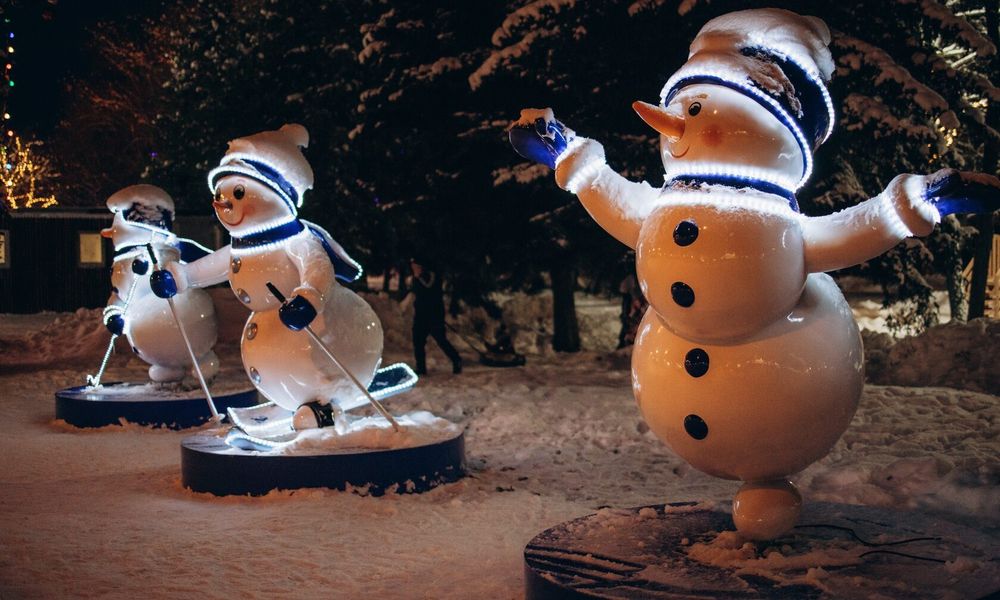 Уличная фигура "Снеговик фигурист"