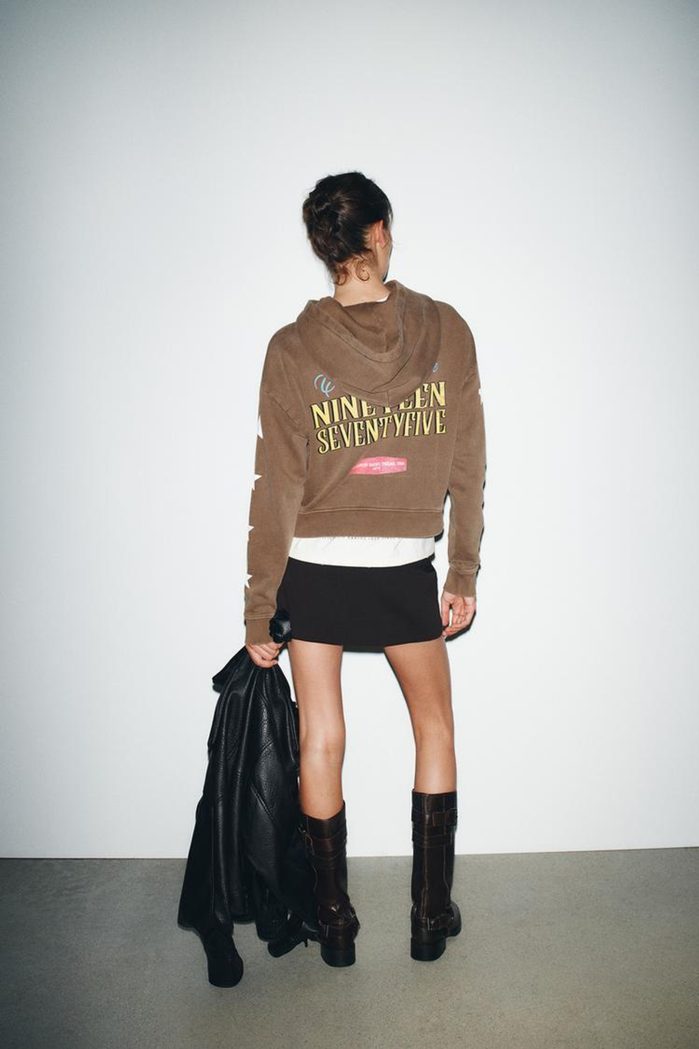 ZARA ТОЛСТОВКА С КАПЮШОНОМ И ТЕКСТОВЫМ ПРИНТОМ, КОРИЧНЕВЫЙ