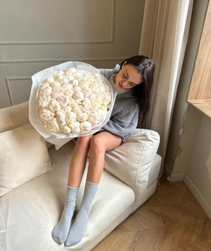 55 белых пионов