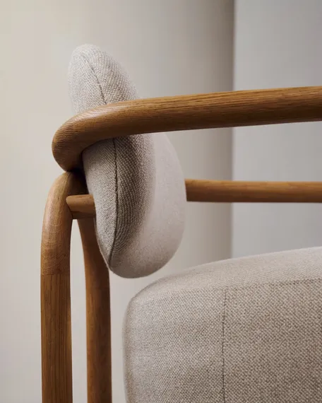 Кресло Melqui из массива дуба с бежевой обивкой