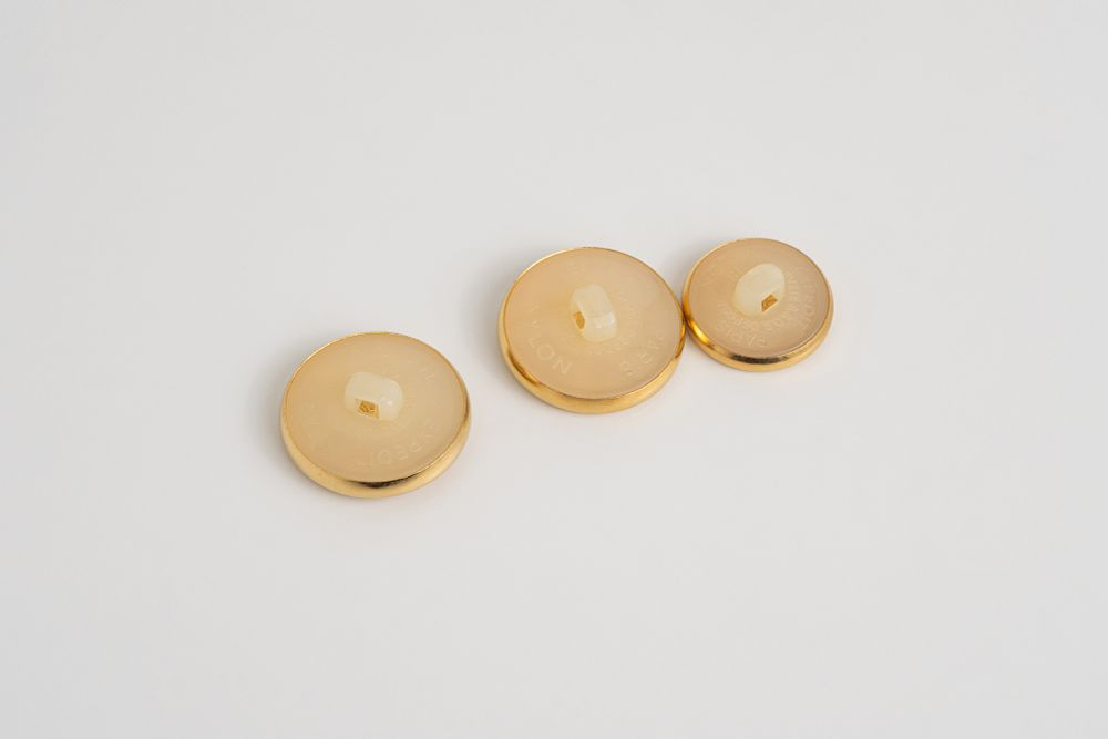 Три винтажные пуговицы разного размера с изображением якоря