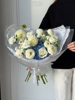 Букет из гортензии, георгин, одноголовых роз и диантусов