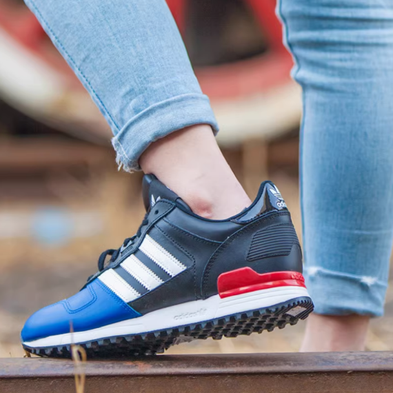 Кроссовки adidas originals ZX 700 - самая популярная модель в мире.