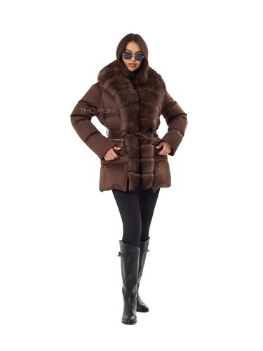 Коричневый пуховик с поясом и мехом песца
