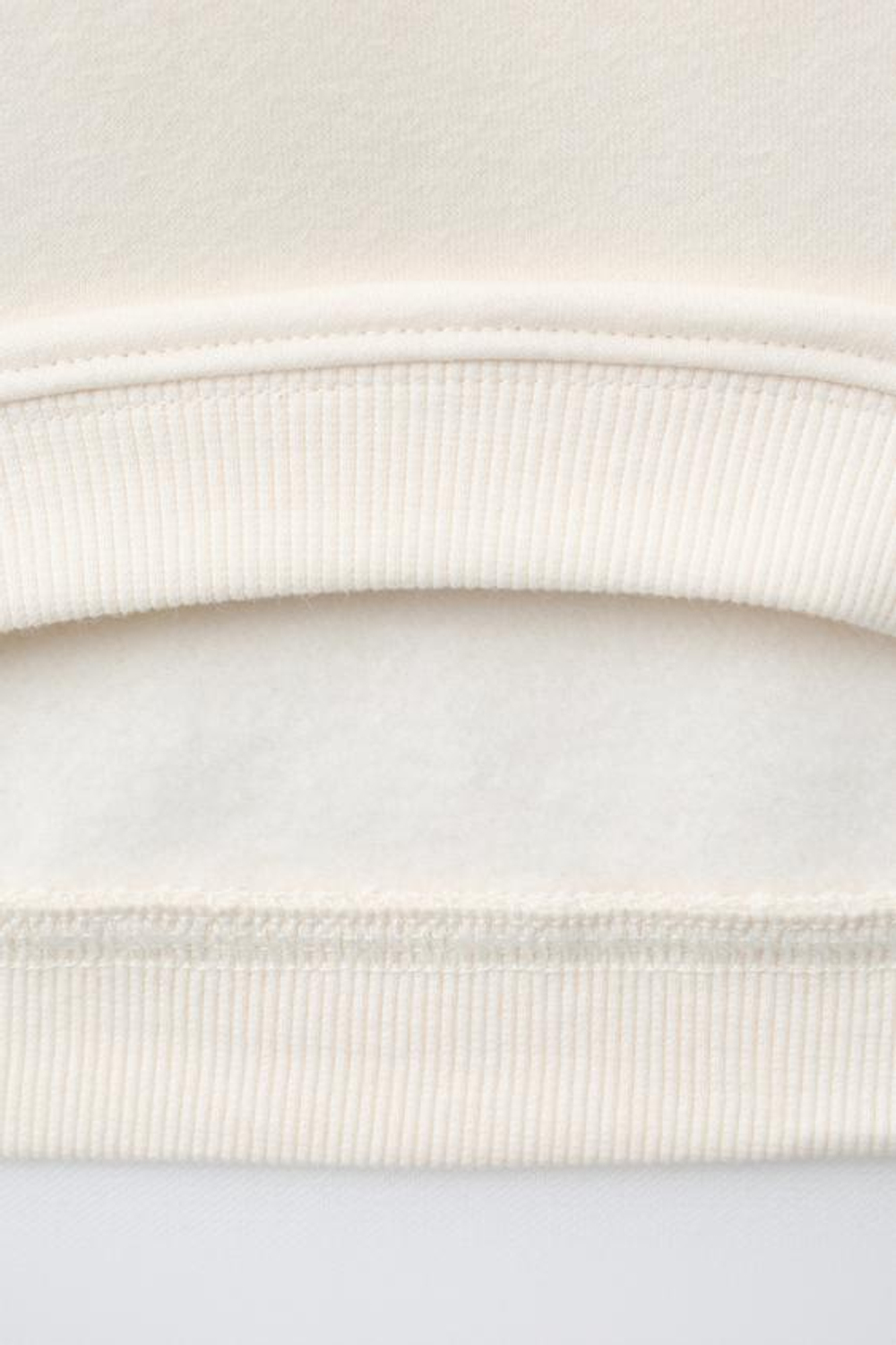 ZARA КОМПЛЕКТ ИЗ ТОЛСТОВКИ И БРЮК С ВЫШИТОЙ НАДПИСЬЮ, СВЕТЛО-БЕЖЕВЫЙ