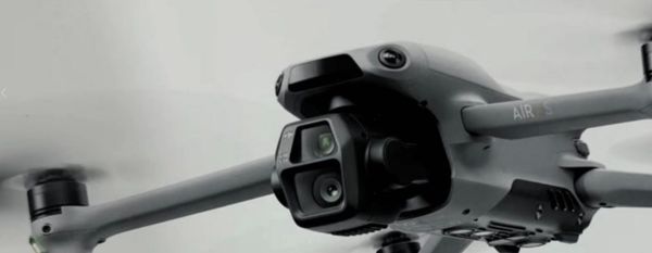 Новые фотографии DJI Air 3S, которые позволяют узнать больше о его характеристиках.