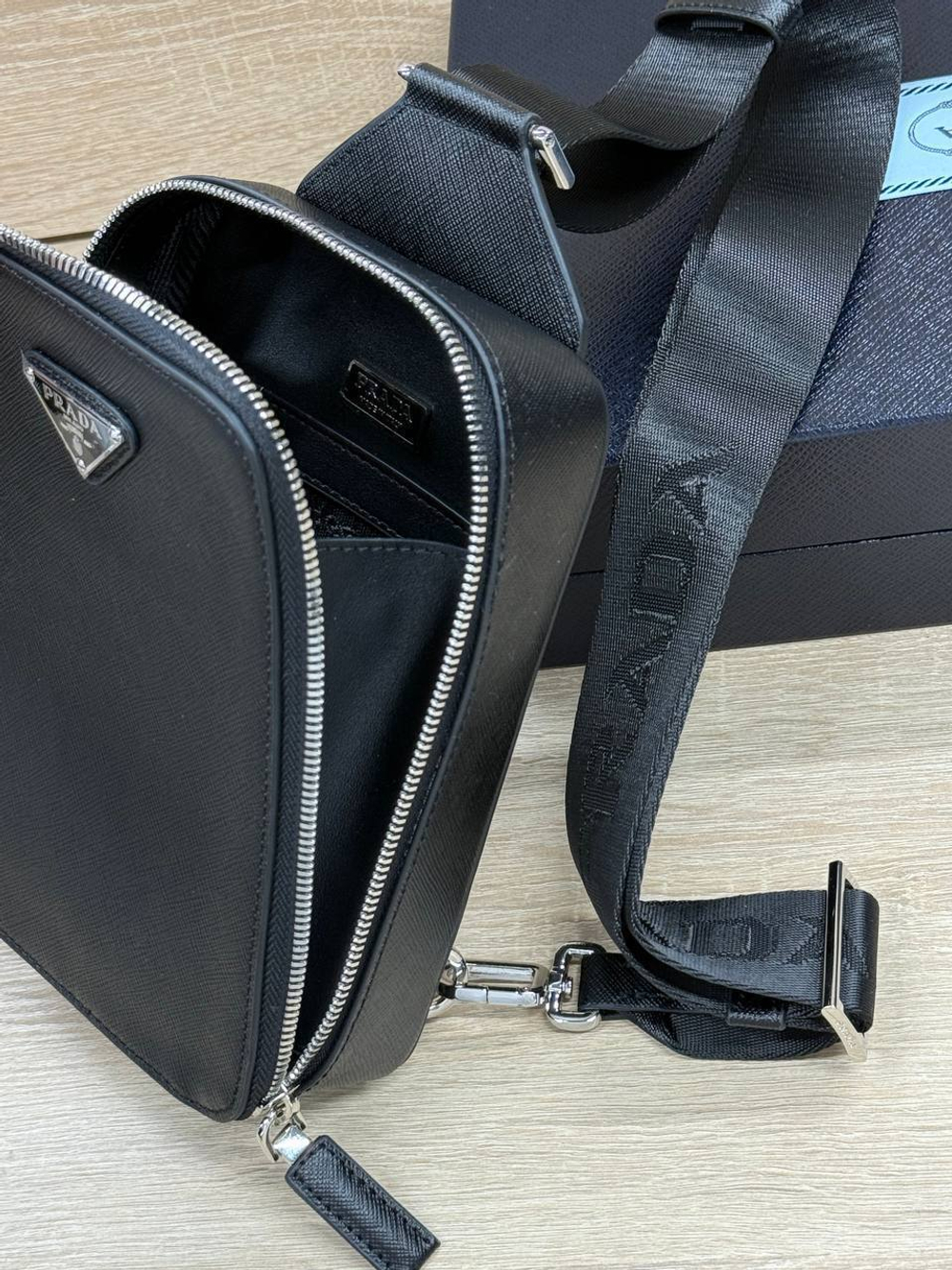 Сумка-слинг Prada