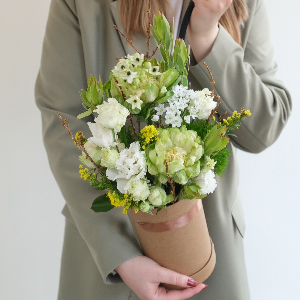 Шляпная коробка с розами Вегги, орнитогалумом и аллиумом