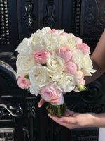 Свадебный букет из кустовых пионовидных роз, одноголовых роз и диантусов