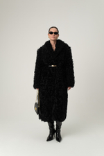 Длинная чёрная шуба