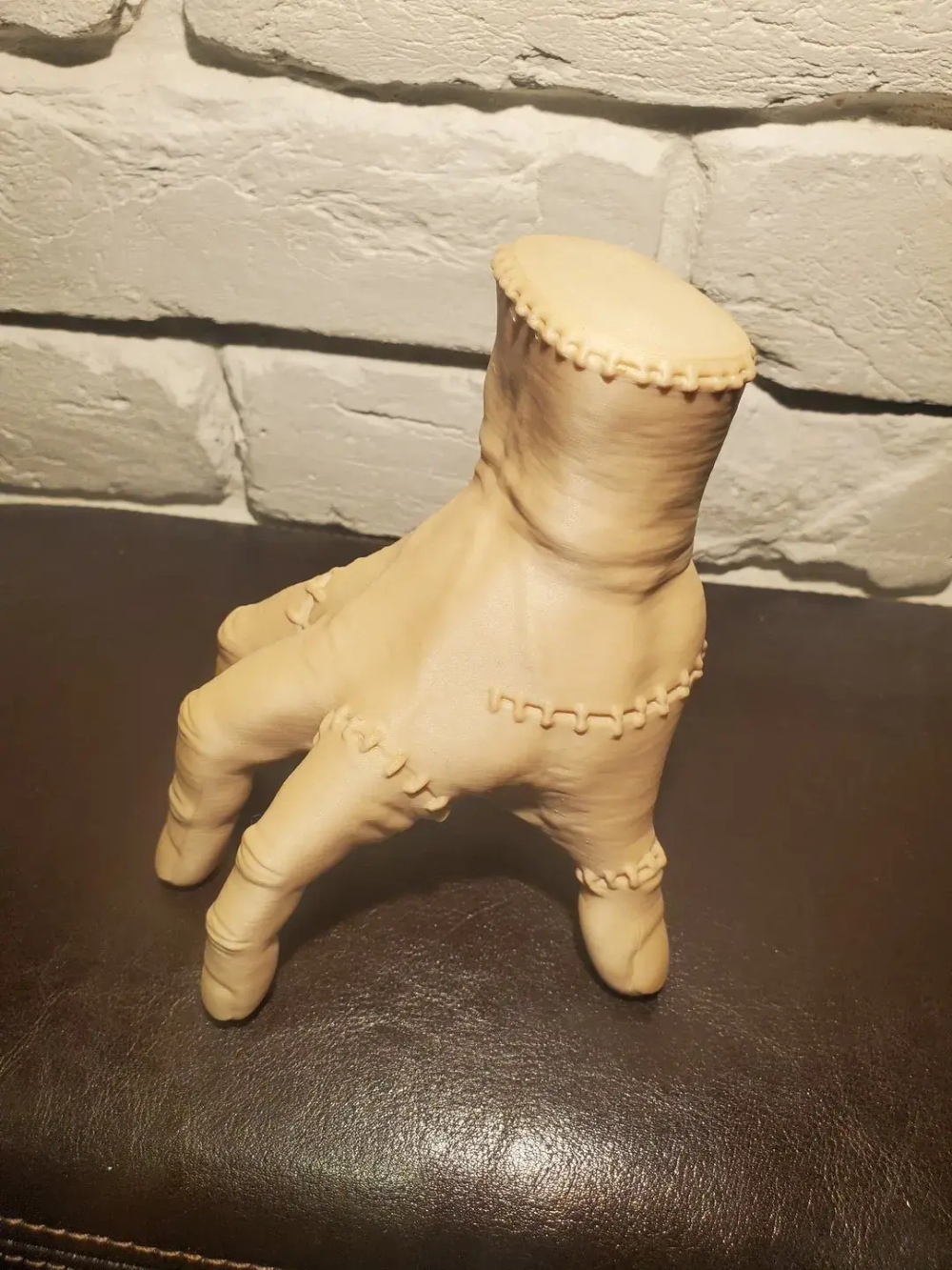 Вещь (модель 2), зомби рука Аддамса (The Thing Addams) из сериала Wednesday (крупные швы) 17см