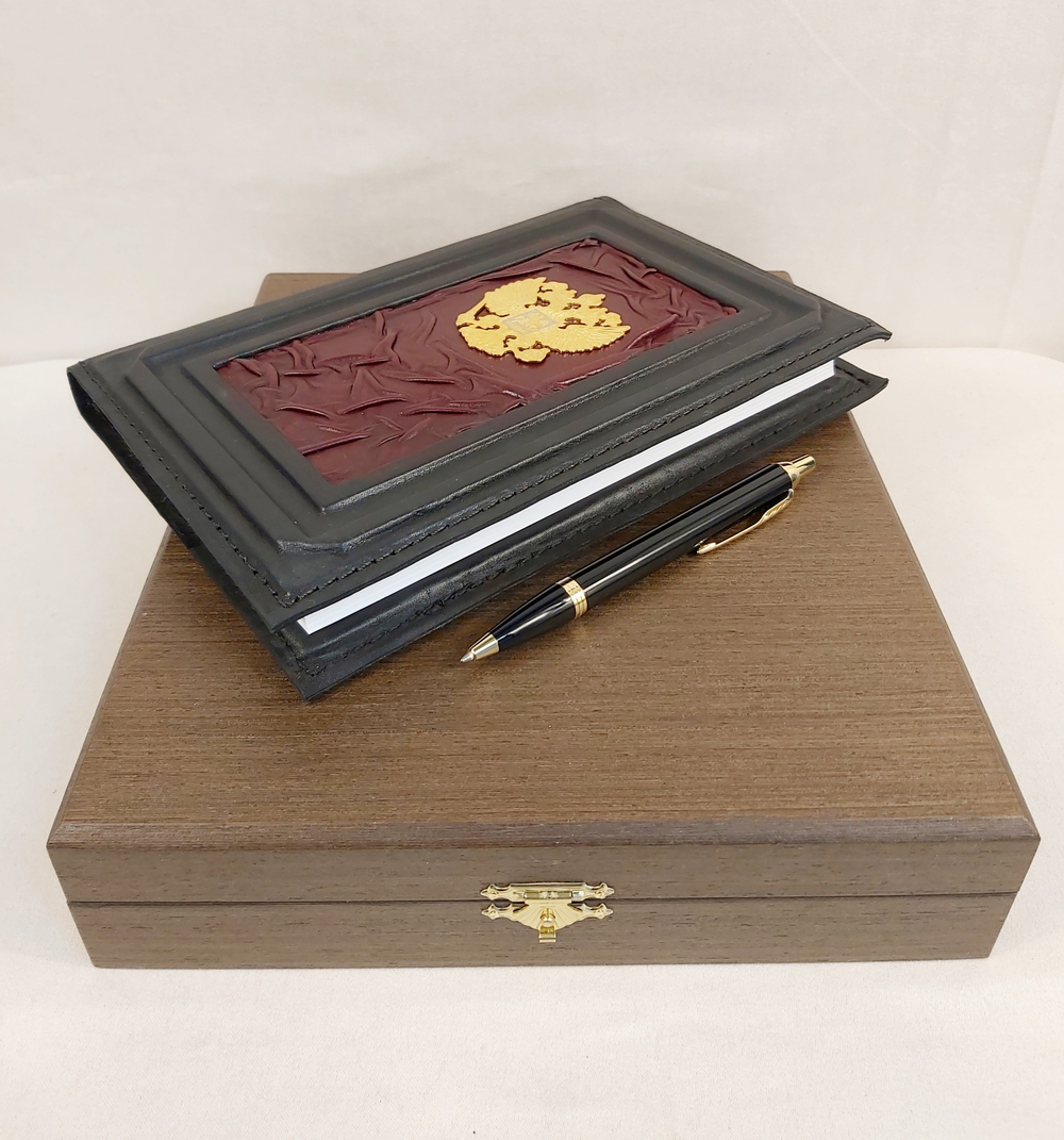 Набор "Ежедневник "Герб РФ" (златоустовская гравюра) из натуральной кожи со съемной обложкой и авторучкой Parker"