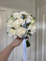 Свадебный букет из одноголовых роз, диантусов, оксипеталума и эвкалипта