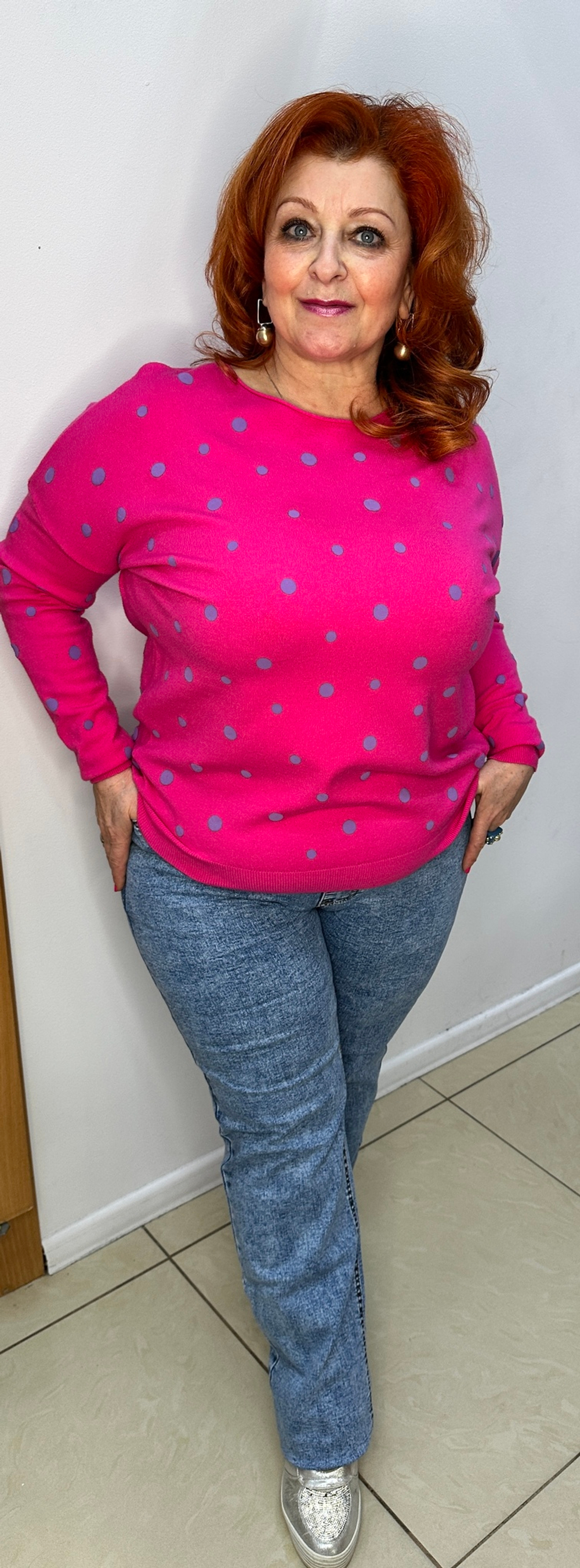 Яркий джемпер с голубыми горошинами