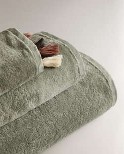 Zara Home - Велюровое банное полотенце с помпонами, зеленый, 90х150 см
