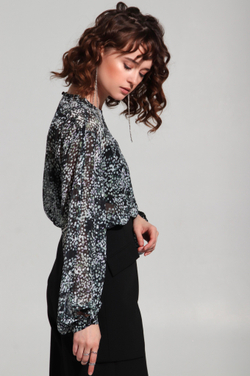 Блуза с разрезами