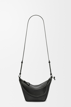 Loewe Мини сумка-хобо Hammock из классической телячьей кожи, черный