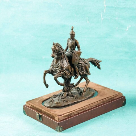 Настольная кабинетная скульптура «Конный рыцарь с копьем»