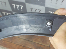 Накладка крыла переднего левого Geely Monjaro БУ 8890043440