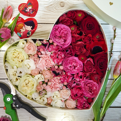 Композиция в коробке в форме сердца теплых тонов