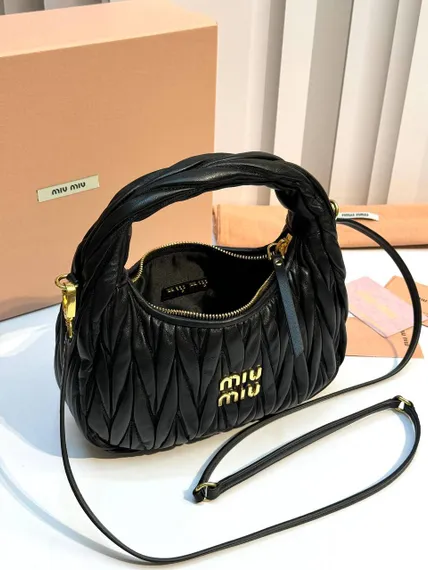 Сумка-хобо Miu Miu Wander matelassé nappa, черная