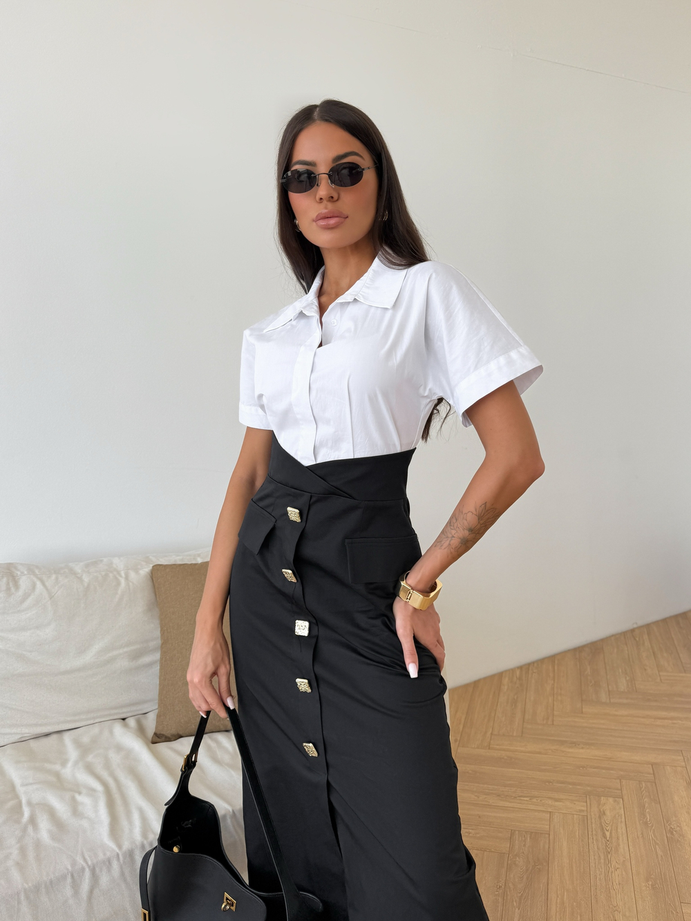 Платье с разрезом и пуговицами спереди