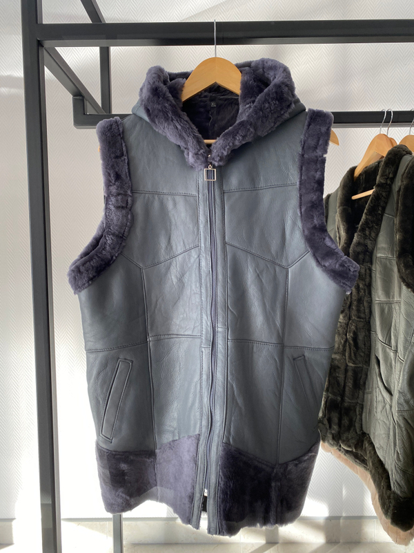 Жилет из натуральной овчины с капюшоном. 50-52 Размер