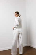 Блуза из обнимающего шелка в белом оттенке