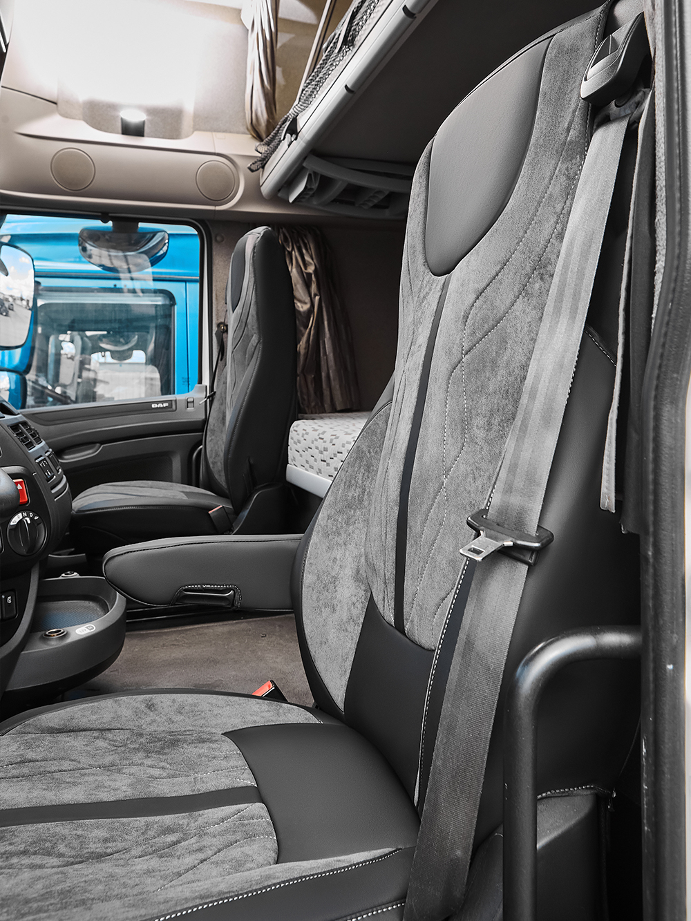 Чехлы Люкс DAF XF 106 (экокожа, черный цвет, серая вставка)