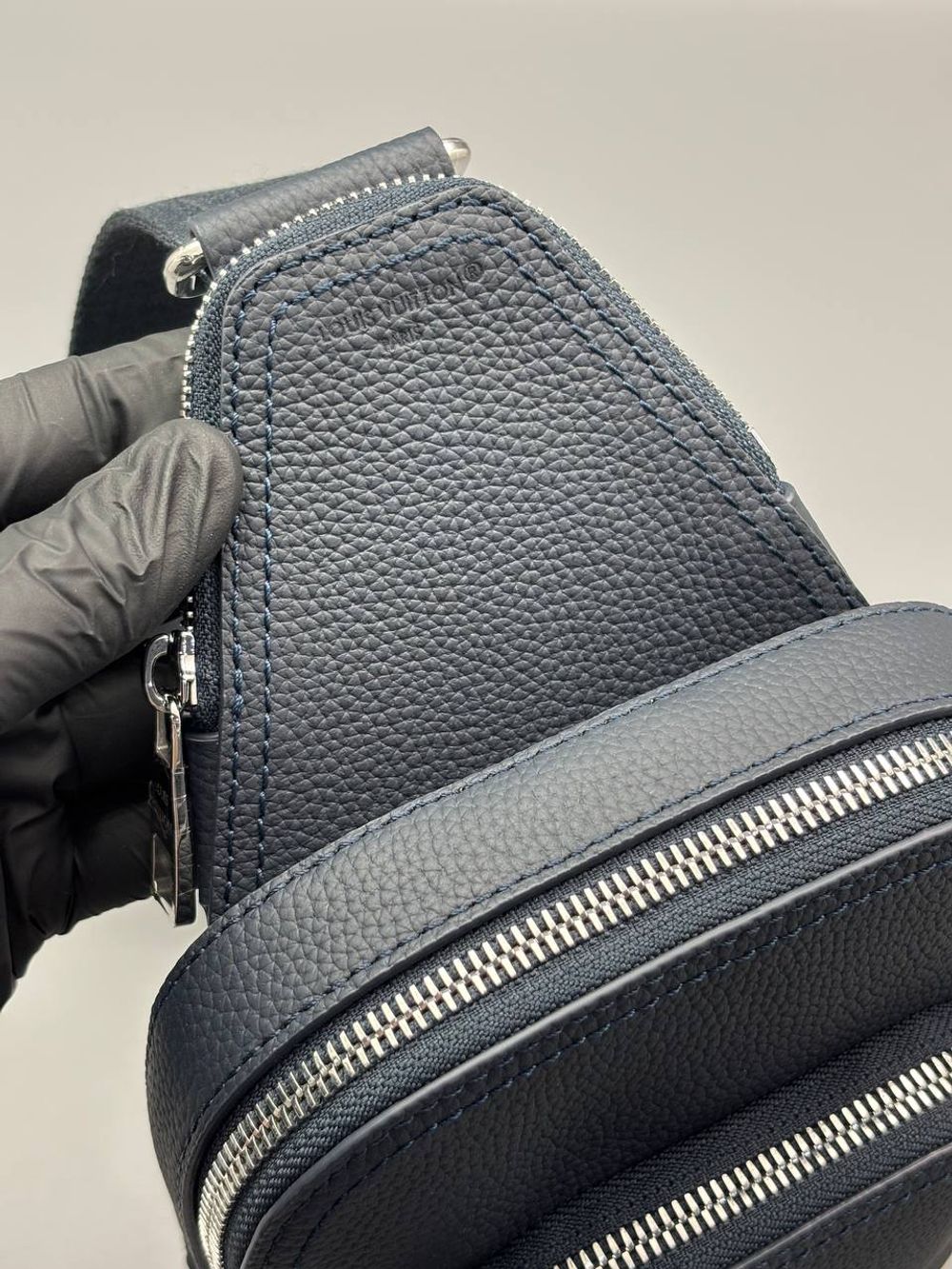 Сумка- слинг Louis Vuitton