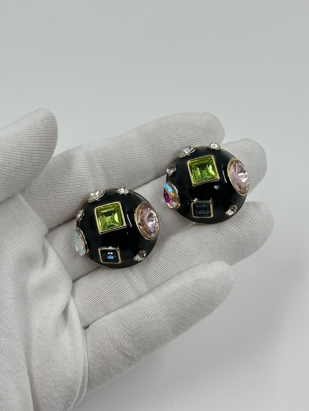 Серьги с чёрной эмалью и разноцветными кристаллами