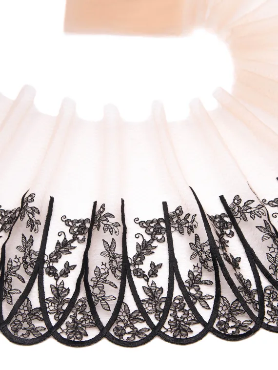 05-70 Вышивка на неэл. сетке 21 см, телесный/черный