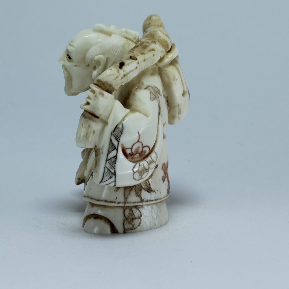 Эксклюзивная нэцкэ Монах с кузовком и корзиной рыбы