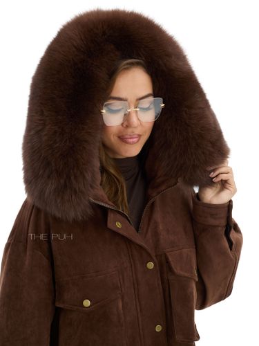 Объемная парка коричневого цвета из замши