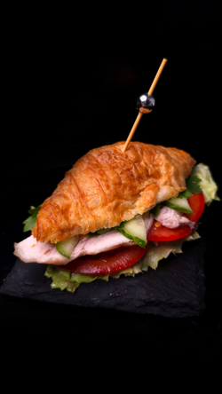 Сливочный круассан с курицей и овощами