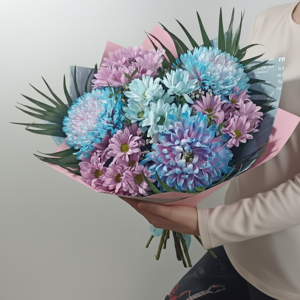 Букет из крупных и кустовых хризантем с зеленью