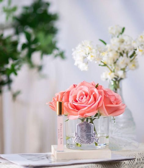 Букет из 5 коралловых роз в прозрачной вазе, Cote Noire