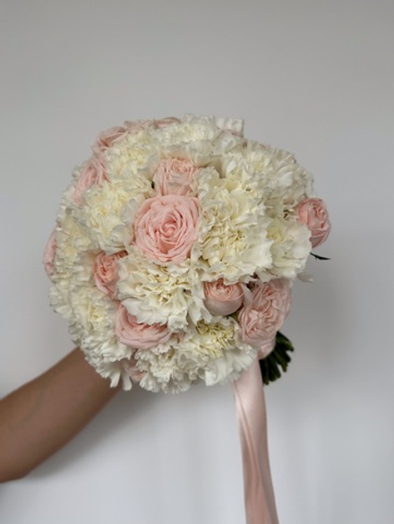 Свадебный букет из кустовых пионовидных роз и диантусов