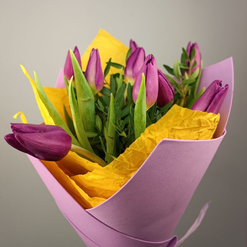 Букет из 9 Тюльпанов с Зеленью