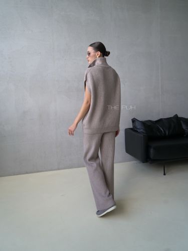 Костюм из жилета и брюк в цвете капучино