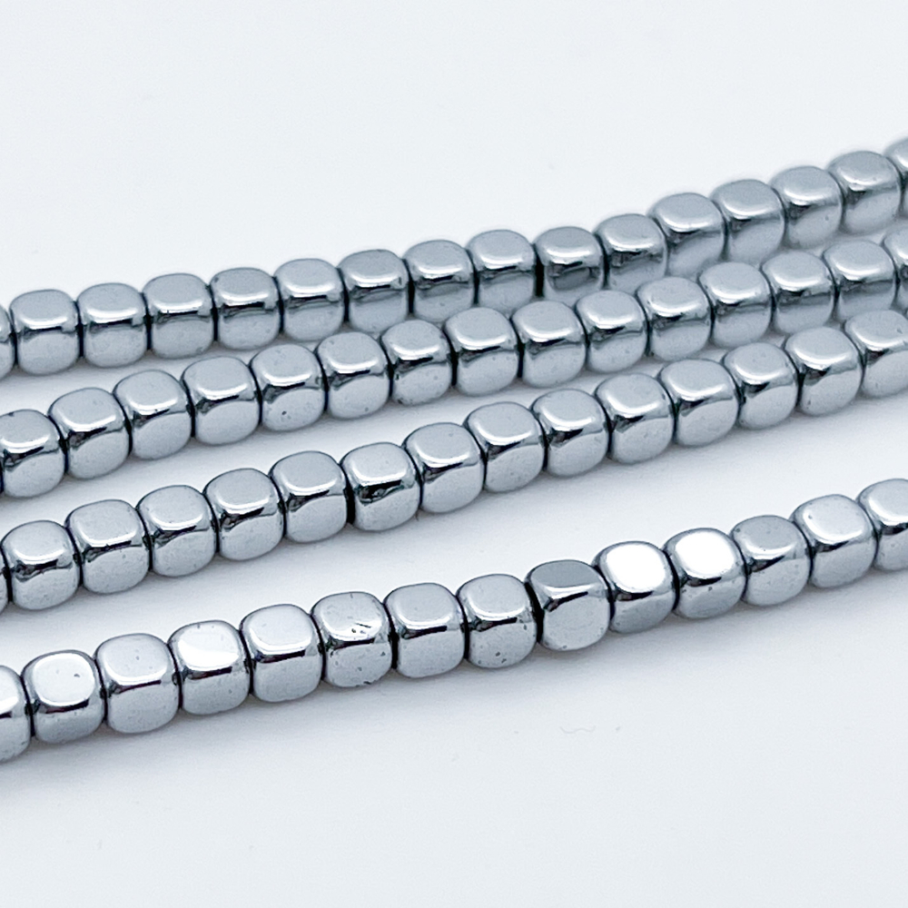 Гематит (имитация), цвет серебристый, размер около 3,8*4 мм, цена за 51-52 шт (1/2 нити)
