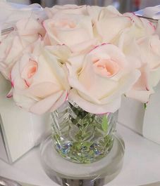 Букет бледно-розовых роз в прозрачной вазе "ёлочка", Cote Noire